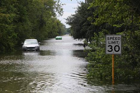 Korkealle noussut vesi on turmellut tuhansia autoja.