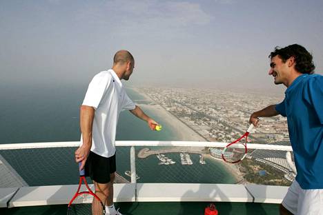Andre Agassi ja Roger Federer kohtasivat Burj Al Arabin katolla 2005.