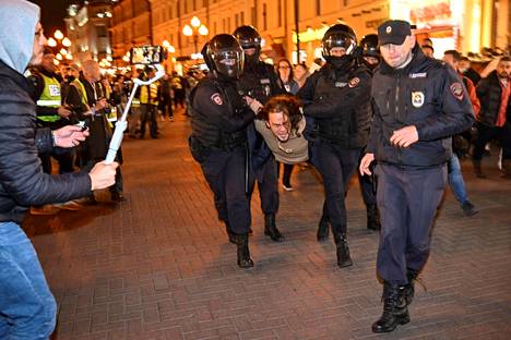 Poliisi pidätti liikekannallepanon vastustajia Pietarissa keskiviikkona. Osa heistä sai jo samalla kutsun rintamalle.