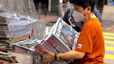 Hongkongilainen lehtikauppias järjesteli Apple Dailyn viimeisiä numeroita viime torstaina.
