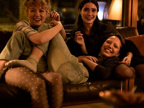 Tytöt tytöt tytöt on ensimmäinen suomalainen pitkä elokuva, joka on valittu Sundancen kilpasarjaan. 
