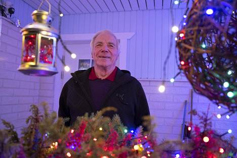 Kalle Penttilä on rakentanut pihansa jouluvalaistusta yli kymmenen vuoden ajan.