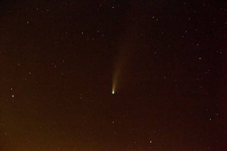 Komeetta NEOWISE kuvattuna Kreikasta 21. heinäkuuta.