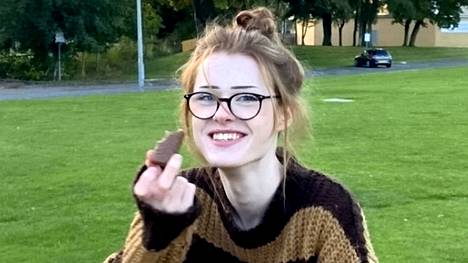 Brianna Ghey oli iloinen ja sosiaalisessa mediassa aktiivinen 16-vuotias transnuori. Hän kuoli henkirikoksen uhrina lauantaina 11. helmikuuta. Britannia on surrut Gheyn kohtaloa eri puolilla maata.
