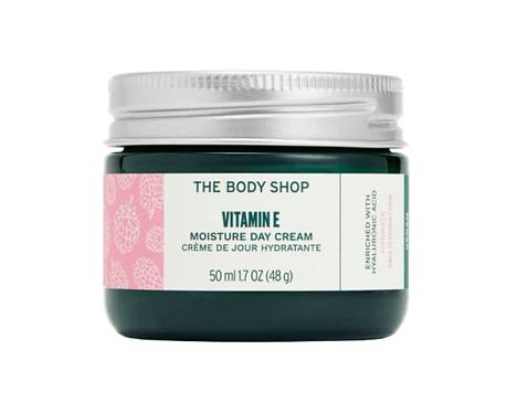The Body Shop Vitamin E Moisture Day Cream -päivävoiteessa on nimensä mukaisesti E-vitamiinia, 23 € / 50 ml.
