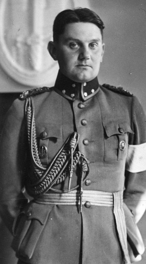 Usko Sakari Haahti – kuvassa kapteenina – oli velvollisuudentuntoinen sotilas.