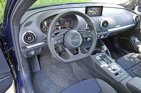Isommista kokoluokista tutuin kuljettajaa avustavin järjestelmin Audi nostaa kompaktiluokan varustelurimaa korkeammalle. Laatuvaikutelma sisällä on täsmällisen tyylikäs.