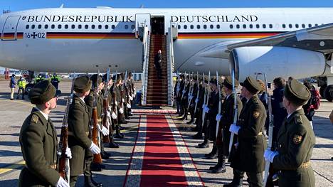 Saksan liittokansleri Olaf Scholz saapui Ukrainan pääkaupunkiin Kiovaan maanantaina.