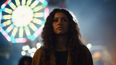Supertähdeksi matkalla oleva Zendaya Coleman esittää huippusuositun Euphoria-sarjan päähahmoa, Rue Bennettiä.