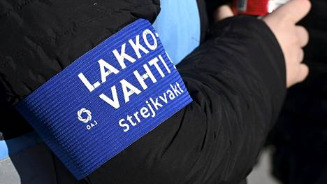 Opettaja lakkovahtina Sotungin koululla Vantaalla tiistaiaamuna 3. toukokuuta 2022. 