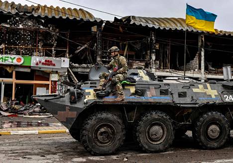 Ukrainalainen sotilas partioi Butshan kaduilla 2. huhtikuuta. Pormestarin mukaan kaupunki on pullollaan ruumiita. 