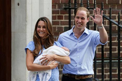 Vauvoja! Cambridgen herttuapari toivotti esikoispoikansa tervetulleeksi heinäkuussa 2013. Vastasyntynyt prinssi George sai kansan hullaantumaan.