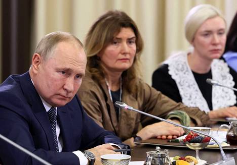 Putinin vieressä istuneen Olesja Shiginan poika on Reutersin nimettömän lähteen mukaan ilmoittautunut vapaaehtoisesti taistelemaan rintamalle.