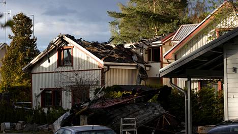 Kaksikerroksinen talo kärsi pahoja tuhoja maanantain vastaisena yönä syttyneessä tulipalossa. 