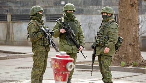 Krim viime talvena: Niemimaalle ilmaantuneita tunnuksettomia sotilaita Simferopolissa. Venäläisiksi osoittautuneet vihreät miehet ottivat haltuunsa niemimaan avainkohteet.