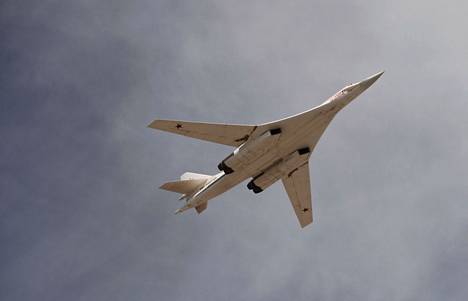 Tupolev Tu-160 pystyy kantamaan kuusi H-55-risteilyohjusta, kaksitoista H-15-ydinohjusta tai 40 000 kilogramman verran erilaisia lentopommeja.