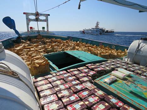 Yhdysvaltain rannikkovartioston mukaan kalastusaluksesta löytyi 4 000 kiloa hasista ja 512 kiloa metamfetamiinia.