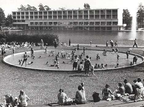 Tapiolan uimahallin lasten kahluuallas vuonna 1978.