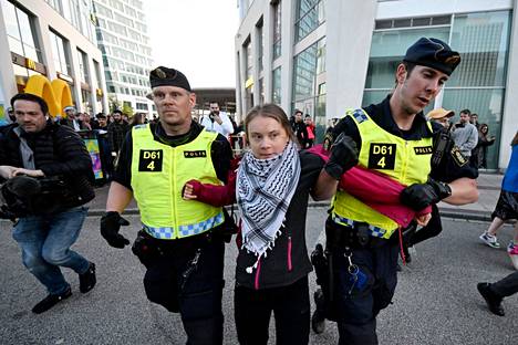Aktivisti Greta Thunberg poistettiin paikalta poliisien toimesta.