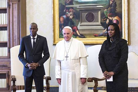 Haitin presidenttipari Jovenel ja Martine Moïse kuvattiin yhdessä paavi Franciscuksen kanssa, kun he vierailivat Vatikaanissa tammikuussa 2018.