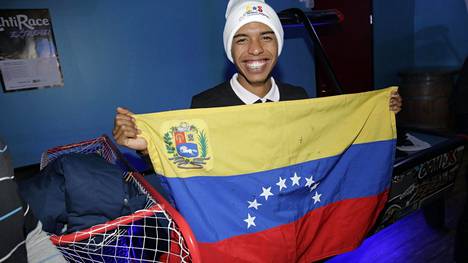 Adrián Solano poseerasi kotimaansa lipun kanssa Lahdessa pitämässään lehdistötilaisuudessa.