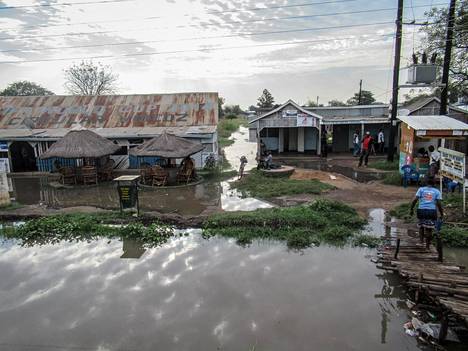 Itä-Afrikan tulvat ovat vaikuttaneet jo tuhansien ihmisten elämään. Kuva on otettu keskiviikkona Elegun kaupungissa.