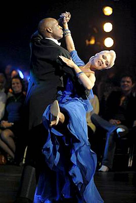 Kilpailijat Wilson Kirwa ja Susa Mattson Tanssii tähtien kanssa -ohjelmassa MTV3:n studiolla 12. huhtikuuta 2009.