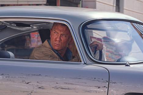 James Bond (Daniel Craig) saa alleen jälleen legendaarisen autonsa.