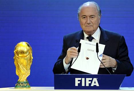 Fifan puheenjohtaja Sepp Blatter paljasti kirjekuoresta vuoden 2022 kisojen järjestämisoikeudet voittaneen maan nimen. Valinta tehtiin Fifan päämajassa Zürichissä 2. joulukuuta 2010.