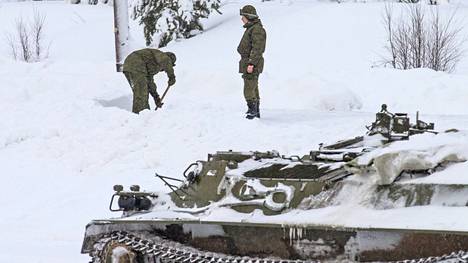 Arktisen prikaatin sotilaita harjoittelemassa Alakurtissa. Vuonna 2009 suljetun Alakurtin sotilastukikohdan jälkeen Alakurtin kylä toimi Venäjän rajavartiopalvelun rajataajamana, vaikka matkaa Suomen rajalle onkin 50 kilometriä. Tammikuussa 2015 Venäjä avasi Alakurtin sotilastukikohdan uudelleen.