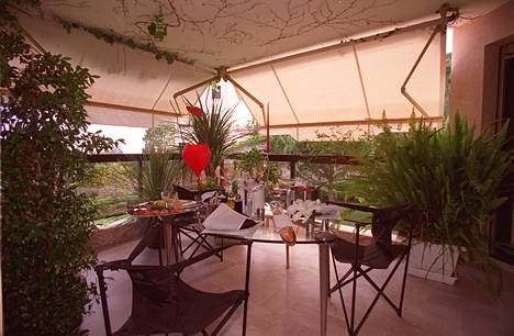 Kirsti Paakkasen edellisen Rivieran-asunnon terassi oli astetta vaatimattomampi. Kuva vuodelta 1998.