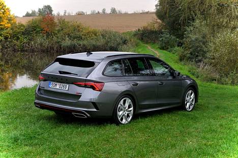 Škoda on omaksunut nykyisen Octavian farkkukoriin piirteitä, jotka tuovat helposti mieleen BMW:n muotoilun. Näyttävyyttä on entistä enemmän.