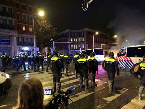 Haagin poliisilaitos ilmoitti viiden poliisin loukkaantuneen väkivaltaiseksi kääntyneessä mielenosoituksessa. 
