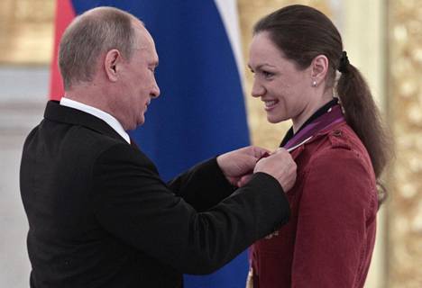 Vladimir Putin palkitsi Davydovan olympiamenestyksestä vuonna 2012.