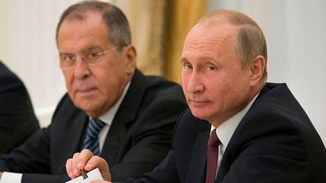 EU on jäädyttämässä Vladimir Putinin ja Sergei Lavrovin varat. Kuva kesäkuulta 2018.