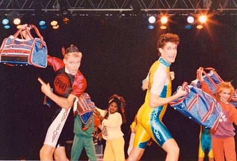 1986 Helsingin Jäähalli. Step Upin perustajiin kuuluva Ari-Pekka Saanio ja Marco esiintyivät Aira Samulinin show’ssa.