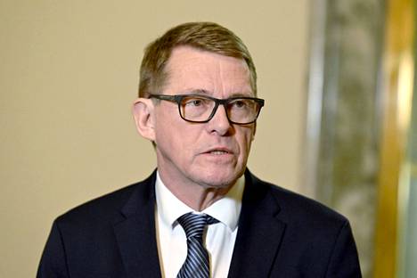 Eduskunnan puhemiehen Matti Vanhasen mukaan eduskunnalla ei ole tapana tehdä lakeja pöytälaatikkoon odottamaan.