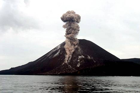 Anak Krakatau sylki tuhkaa ja savua taivaalle lokakuussa 2007.