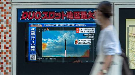 Pohjois-Korean ohjuslaukaisusta kerrottiin tv-uutisissa Japanissa. Kuva otettu Tokiossa 4. lokakuuta 2022.