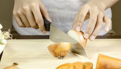 Puinen leikkuulauta pitää veitset terävämpinä ja sitä ei tarvitse vaihtaa niin usein, kuin muovisia.