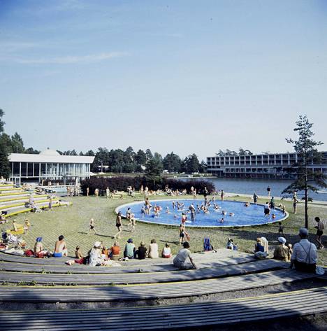 Uimahallin kokonaisuuteen kuuluu ulkoaltaiden lisäksi myös puiset penkit. Kuva on 1980-luvun alusta.