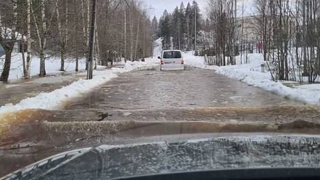 Postin jakeluauto hyytyi keskelle tulvivaa tietä Espoossa.
