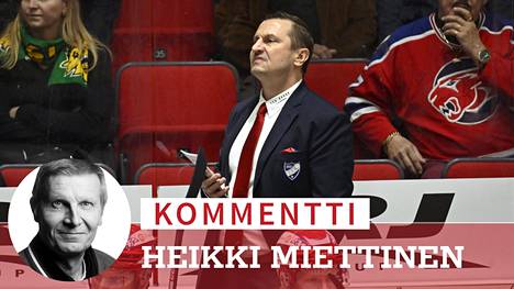 HIFK:n päävalmentaja Ville Peltonen katsoi, kun Ilves kuritti Stadin ylpeyttä jäähallissa perjantai-iltana.