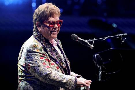 Elton John kertoo, että hänen oireensa ovat lieviä, ja tähti on täysin rokotettu.
