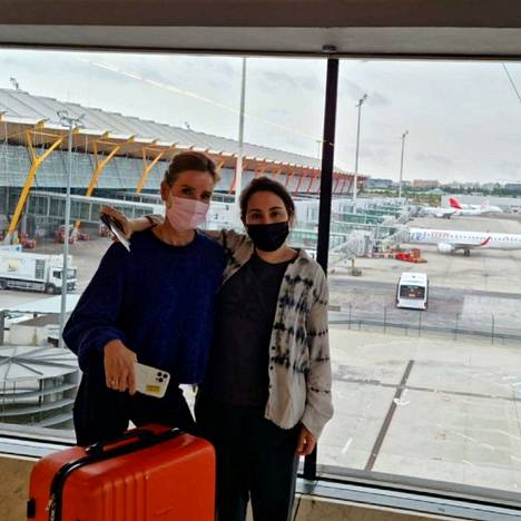 Prinsessa Latifa ja Sioned Taylor väitetysti Madridin lentokentällä.