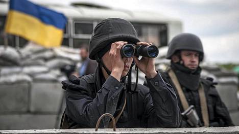 Ukrainalaissotilaita tarkastuspisteellä Slovjanskin lähellä maanantaina.
