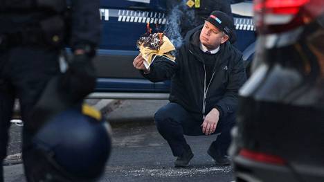 Rasmus Paludan poltti jälleen Koraanin perjantaina. Teko tapahtui Turkin suurlähetystön edustalla Kööpenhaminassa.