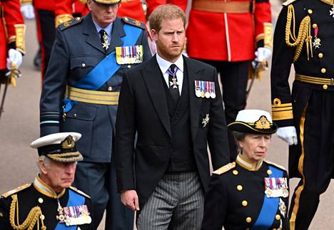 Prinssi Harry nähtiin mukana isoäitinsä kuningatar Elisabetin hautajaisissa.