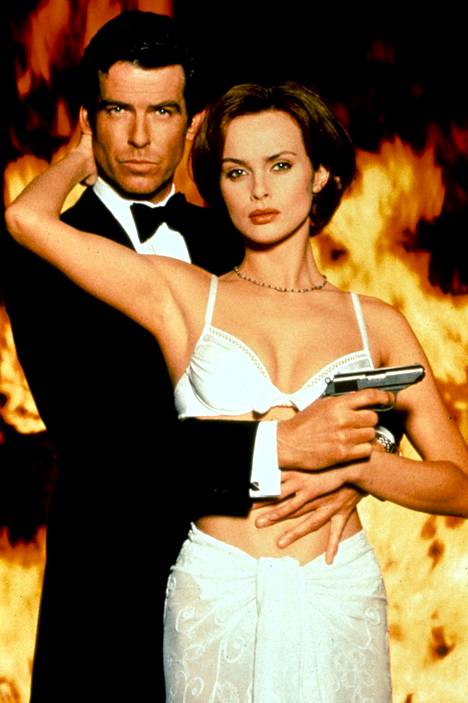 Pierce Brosnan ja Izabella Scorupco vuoden 1995 Bond-seikkailussa 007 ja kultainen silmä.