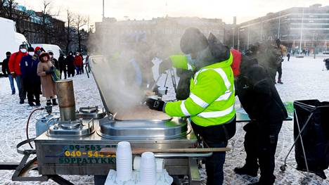 Hursti jakoi itsenäisyyspäivänä 800 litraa kalasoppaa – satoja ihmisiä  saapui jonoon - Kotimaa - Ilta-Sanomat